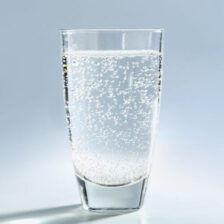 綾瀬の歯医者、新井歯科医院で、炭酸水が歯を溶かすリスクについての解説