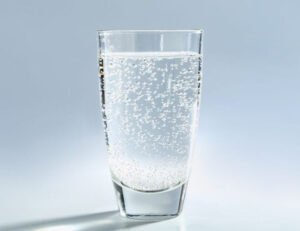 綾瀬の歯医者、新井歯科医院で、炭酸水が歯を溶かすリスクについての解説