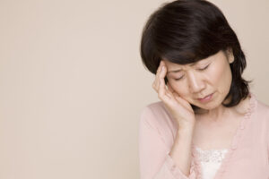 綾瀬の歯医者、新井歯科医院で、更年期女性に多い口腔トラブルについての解説