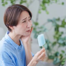 綾瀬の歯医者、新井歯科医院で、虫歯治療後の詰め物が冷たいものにしみる理由を解説